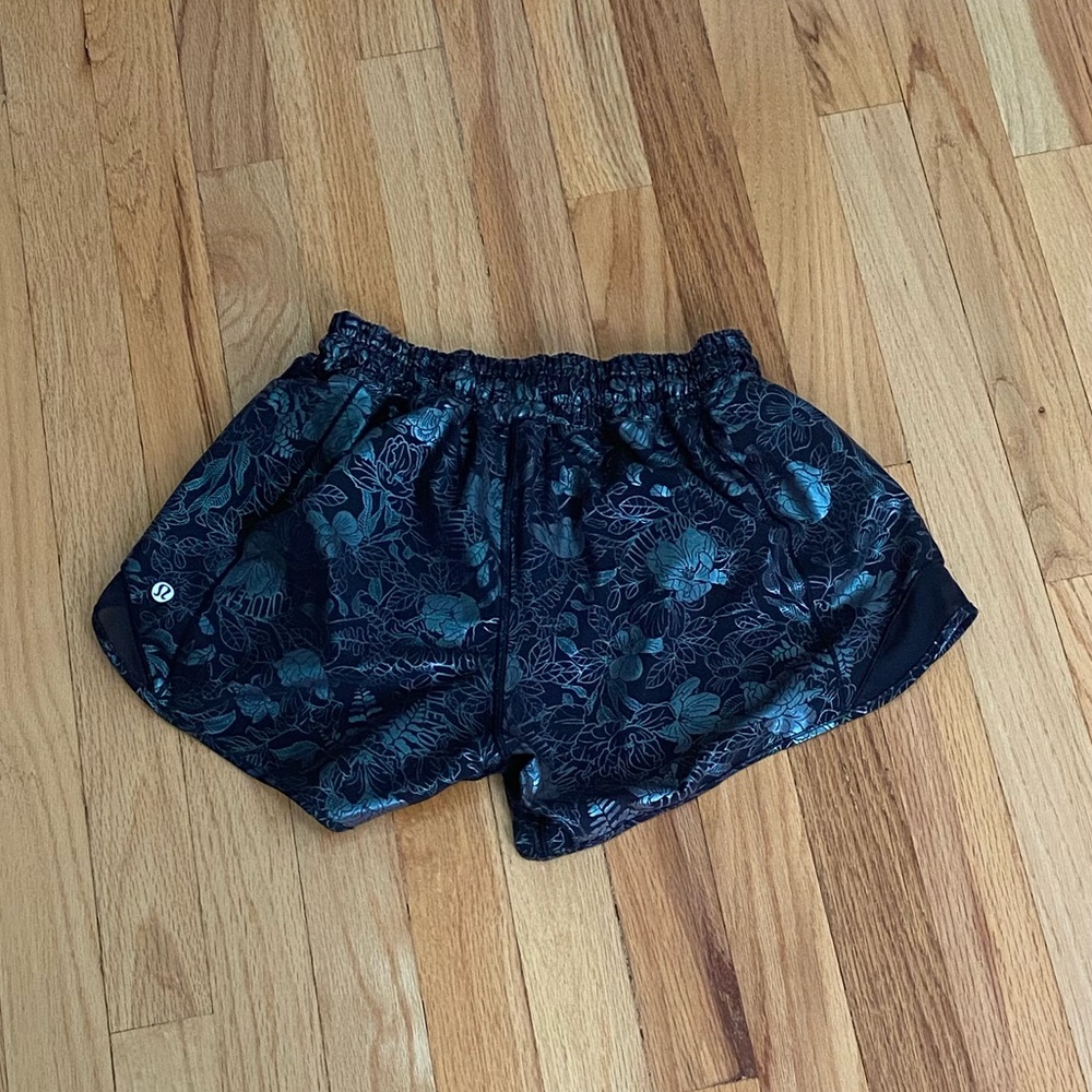 LULUEMON metallic flower hotty hot shorts SZ 4-4in